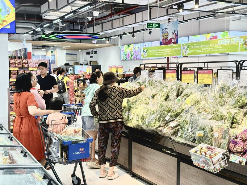 Khách hàng lựa chọn những sản phẩm có gắn tick xanh trách nhiệm tại siêu thị.