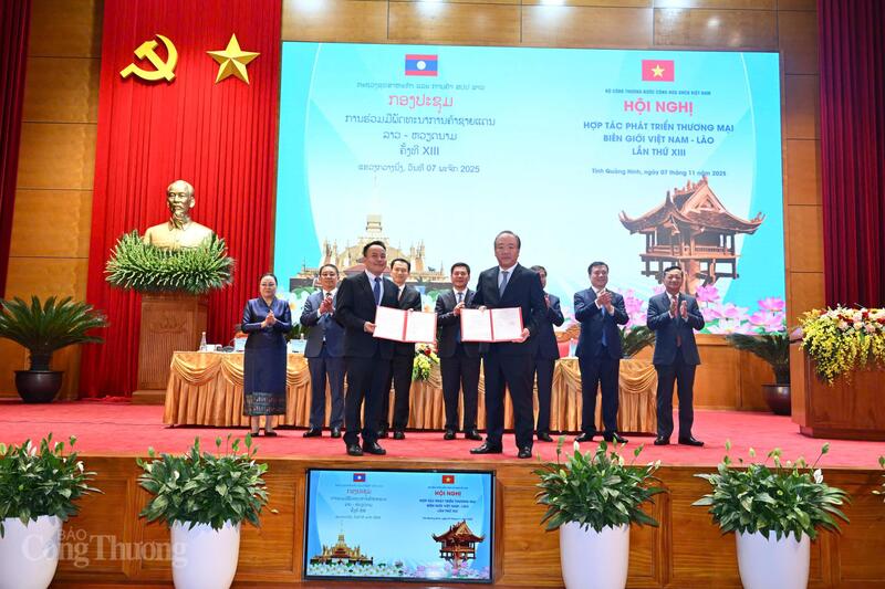 Lễ trao Biên bản hợp tác phát triển thị trường trong nước Việt Nam - Lào giữa Cục trưởng Cục Quản lý và Phát triển thị trường trong nước, Oklavip khuyến mã hấp dẫn mỗi ngày Việt Nam và Vụ trưởng Vụ Nội thương, Oklavip khuyến mã hấp dẫn mỗi ngày Lào. Ảnh: Cấn Dũng
