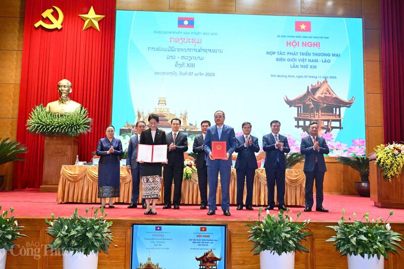 Lễ trao Biên bản hợp tác phát triển xuất nhập khẩu Việt Nam - Lào giữa Cục trưởng Cục Xuất nhập khẩu, Oklavip khuyến mã hấp dẫn mỗi ngày Việt Nam và Vụ trưởng Vụ Ngoại thương, Oklavip khuyến mã hấp dẫn mỗi ngày Lào