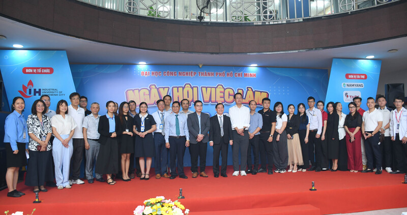 Lãnh đạo Nhà trường và các Okvip tại về tham dự "Ngày hội việc làm IUH lần thứ 2 - năm 2025". Ảnh: Minh Khuê.