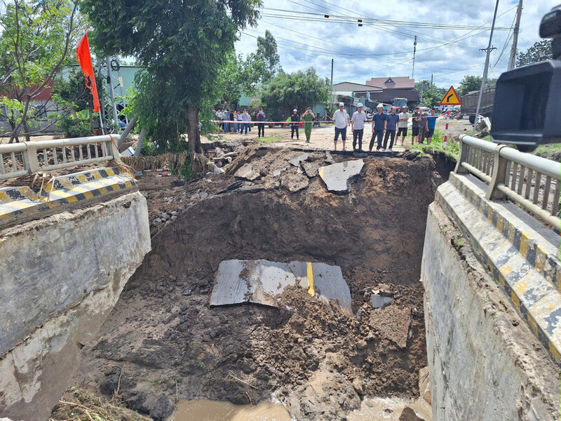 Cầu Đăk Pờ Tó (xã Pờ Tó) bất ngờ bị sập do ảnh hưởng của nước lũ đổ về.
