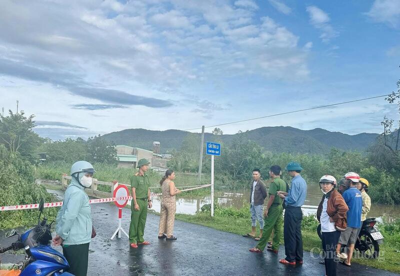 Lực lượng chức năng xã Uar chốt chặn tại các khu vực nguy hiểm.