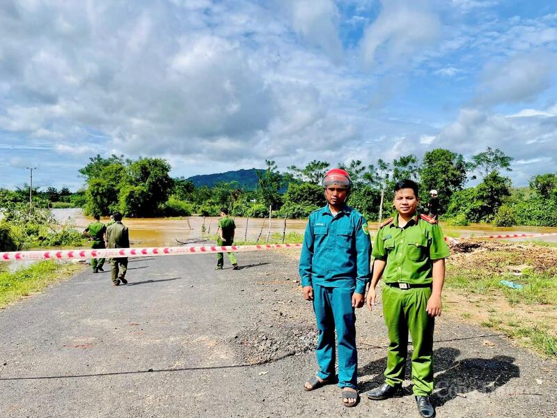 Lực lượng chức năng xã Chư Pưh chốt chặn tại cầu vào 2 làng Plei Hlốp và Plei Ngăng.