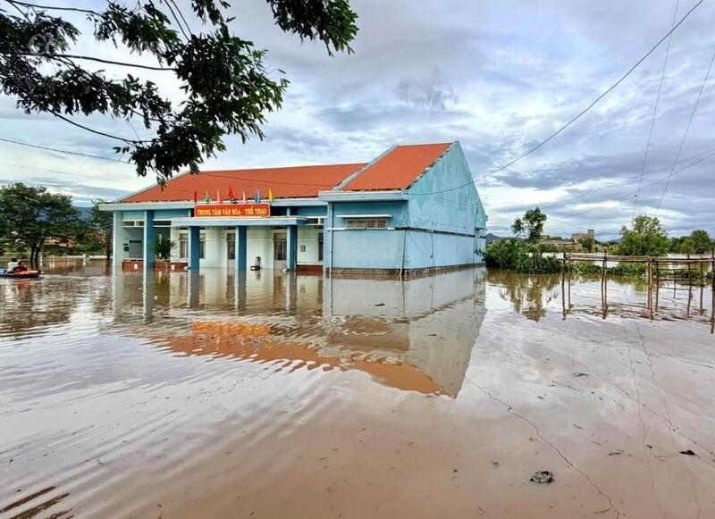 Trụ sở UBND xã Ia Sao bị ngập nước.