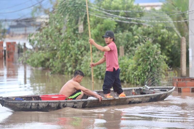 Người dân dùng xuồng để di chuyển tới nơi an toàn.
