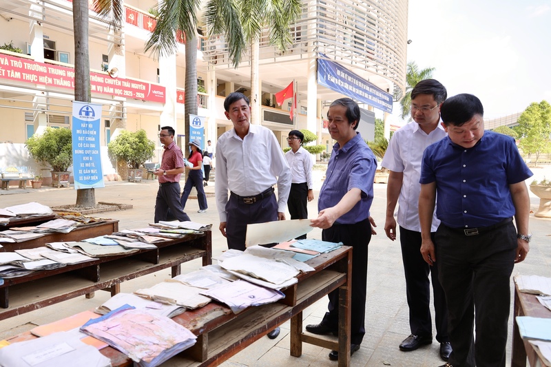 Bộ trưởng Nguyễn Kim Sơn tới thăm và động viên các thầy cô, học sinh tại các điểm trường bị thiệt hại do ảnh hưởng bão lũ. Ảnh: S.T