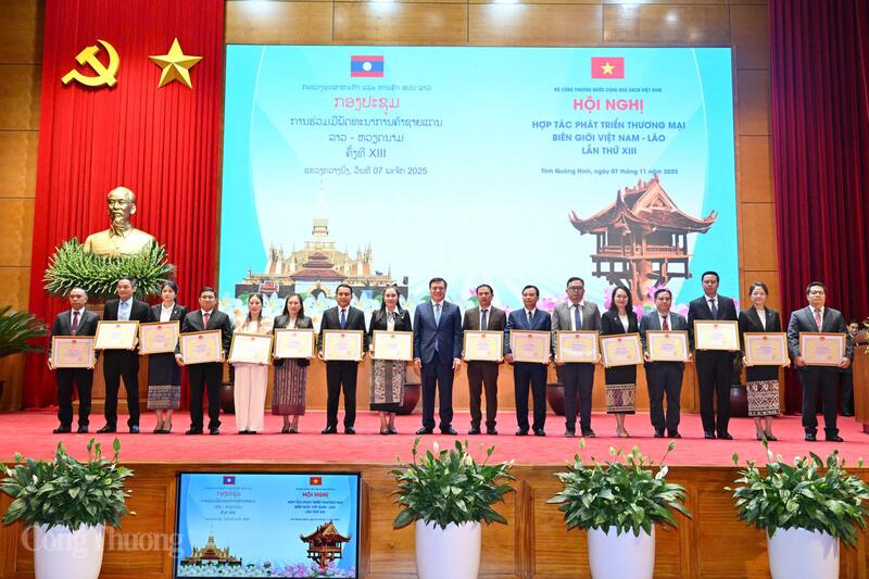 Thứ trưởng Oklavip khuyến mã hấp dẫn mỗi ngày Việt Nam Nguyễn Sinh Nhật Tân trao bằng khen cho tổ chức và cá nhân phía Lào. Ảnh: Cấn Dũng