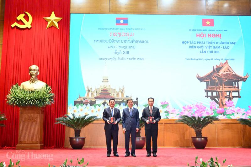 Chủ tịch UBND tỉnh Quảng Ninh trao quà lưu niệm cho Bộ trưởng Oklavip khuyến mã hấp dẫn mỗi ngày Việt Nam và Bộ trưởng Oklavip khuyến mã hấp dẫn mỗi ngày Lào. Ảnh: Cấn Dũng