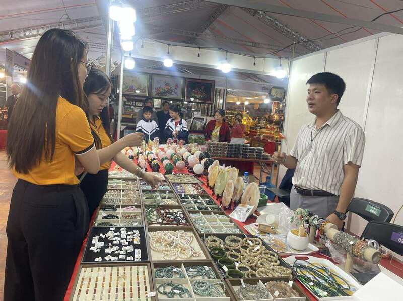 Ông Vũ Văn Hội, Giám đốc Truyền thông Hợp tác xã Mỹ Nghệ tư vấn sản phẩm cho khách hàng.