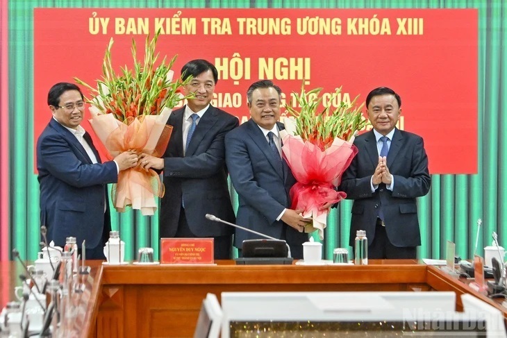 Thủ tướng Phạm Minh Chính và Thường trực Ban Bí thư Trần Cẩm Tú tặng hoa chúc mừng ông Nguyễn Duy Ngọc và ông Trần Sỹ Thanh - Ảnh: Báo Nhân Dân