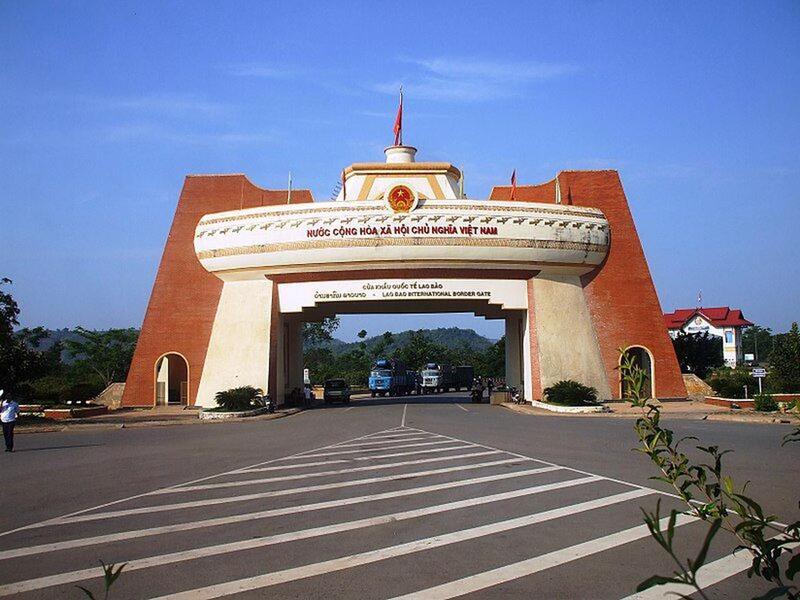 Hoạt động xuất nhập khẩu qua các cửa khẩu biên giới Việt Nam - Lào duy trì tốc độ tăng trưởng ổn định. Ảnh: Minh Anh