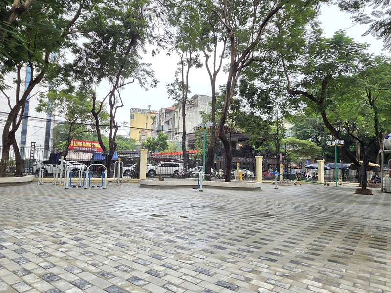 Khu vực tập thể dục và sân chơi trong Công viên Nghĩa Đô được lát gạch mới, lắp đặt đồng bộ thiết bị thể thao ngoài trời, tạo không gian rèn luyện, sinh hoạt cộng đồng.