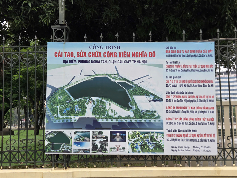 Bảng thông tin dự án được treo phía ngoài cổng công viên.