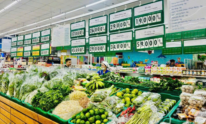 Các mặt hàng tươi sống được siêu thị trưng bày để cung ứng cho người dân.