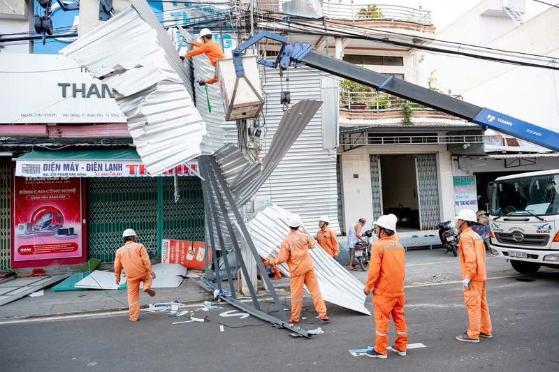 Đến sáng nay, gần 1,13 triệu khách hàng miền Trung bị mất điện do bão số 13 đã được khôi phục cấp điện