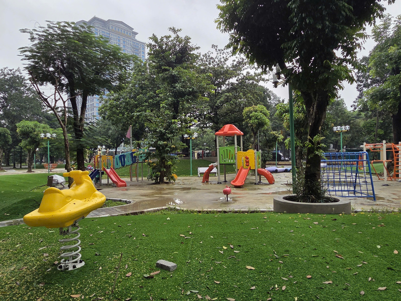 Khu vui chơi trẻ em được lắp đặt thiết bị mới, bề mặt trải cỏ nhân tạo, tạo không gian sinh hoạt hiện đại, an toàn.