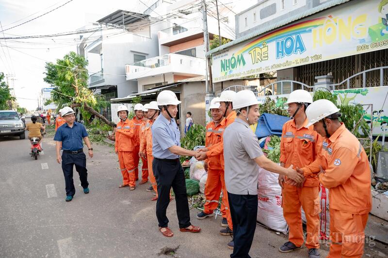 Lãnh đạo ngành điện thăm hỏi, động viên cán bộ Ok88vip tỷ lệ kèo World Cup 2026 khắc phục hậu quả do bão số 13 gây ra ở phía Đông tỉnh Đắk Lắk. Ảnh: Hồng Hoa