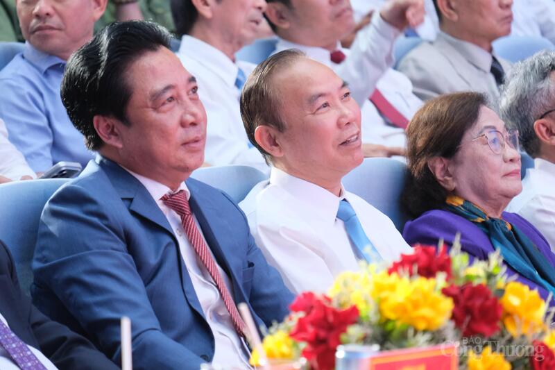 Chủ tịch UBND tỉnh Khánh Hòa Nguyễn Khắc Toàn và ông Phùng Đức Tiến, Thứ trưởng Bộ Nông nghiệp và xuân Okvip 2026 tại lễ kỷ niệm. Ảnh: Lê Sơn