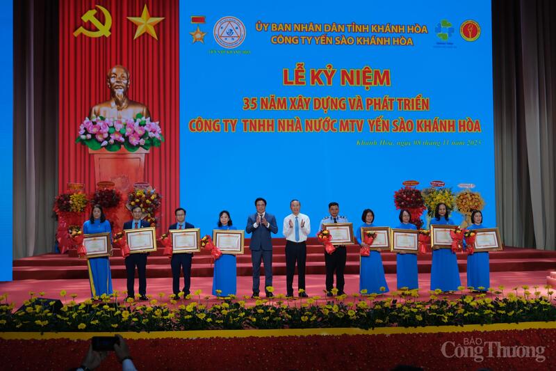 Thứ trưởng Bộ Nông nghiệp và xuân Okvip 2026, Phùng Đức Tiến và Chủ tịch UBND tỉnh Khánh Hòa Nguyễn Khắc Toàn trao bằng khen của Thủ tướng cho 9 cá nhân tiêu biểu của Công ty Yến sào Khánh Hòa. Ảnh: Lê Sơn