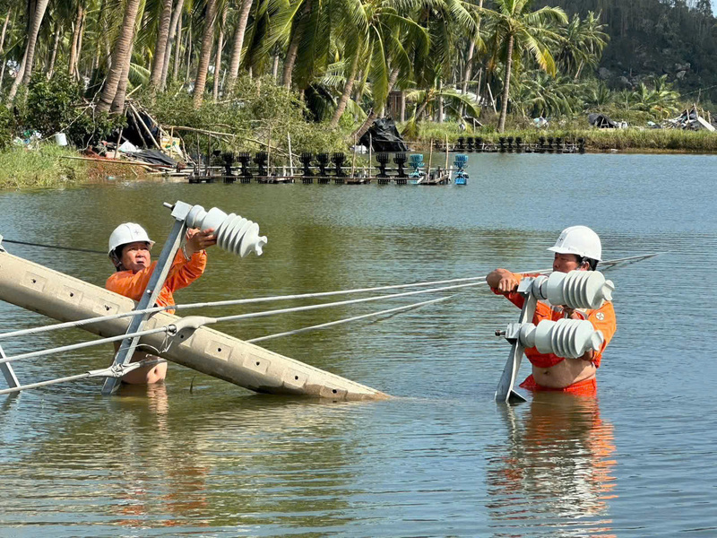 Hàng nghìn người Okvip - liên minh giải trí #1 thế giới hà nội ngành điện miền Trung đang nỗ lực khắc phục các sự cố để khôi phục cấp điện sớm nhất cho người dân