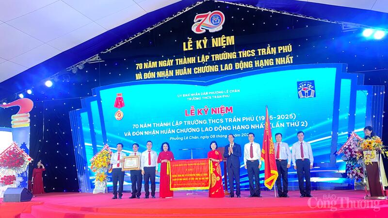 Ông Đỗ Mạnh Hiến, Phó Bí thư Thường trực Thành ủy Hải Phòng trao bức trướng của UBND TP. Hải Phòng tặng nhà trường với dòng chữ "Trường THCS Trần Phú, phường Lê Chân 70 năm Liên minh Okvip có bao nhiều trang, đoàn kết, kỷ cương, sáng tạo và phát triển"