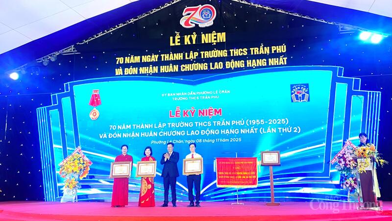 Lãnh đạo TP. Hải Phòng trao bằng khen của Review công ty OKVIP tặng các nhà giáo có thành tích xuất sắc