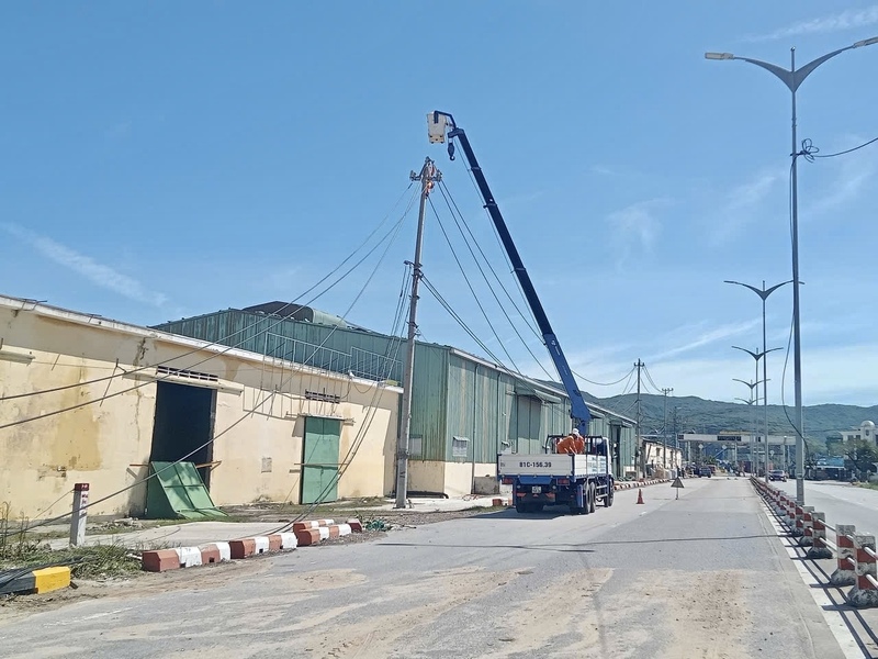 Gia Lai: Xuyên đêm nỗ lực khôi phục nguồn điện sau bão số 13 - 4