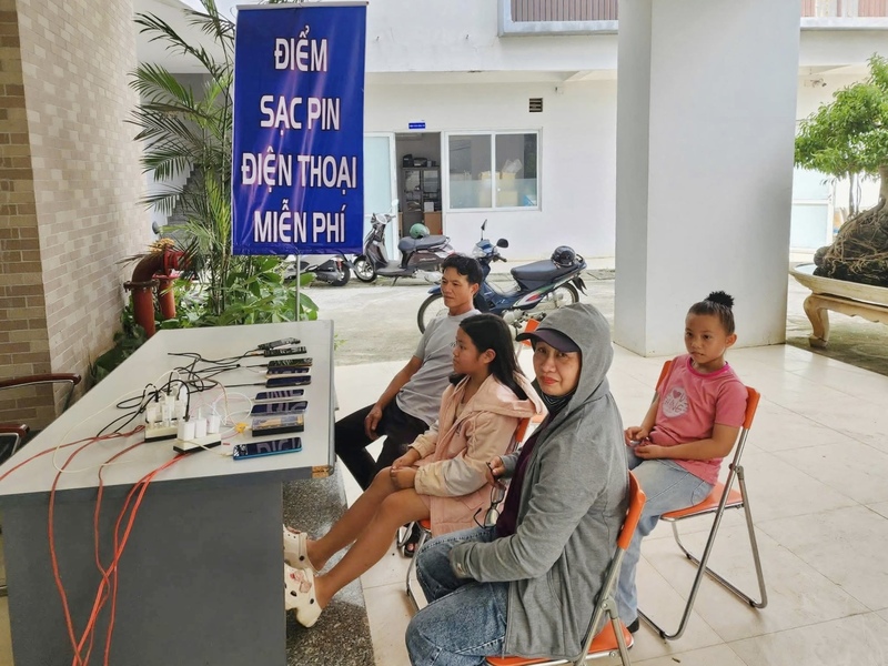 Công ty Điện lực Gia Lai mở cửa tiếp đón người dân đến sạc điện thoại miễn phí.