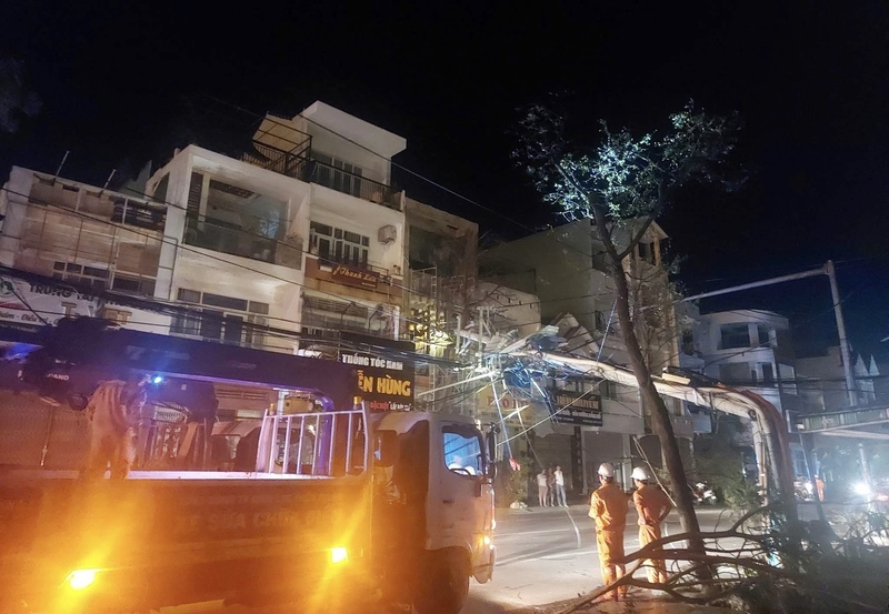 Đêm đã khuya, những người thợ điện vẫn miệt mài trên từng trạm biến áp.