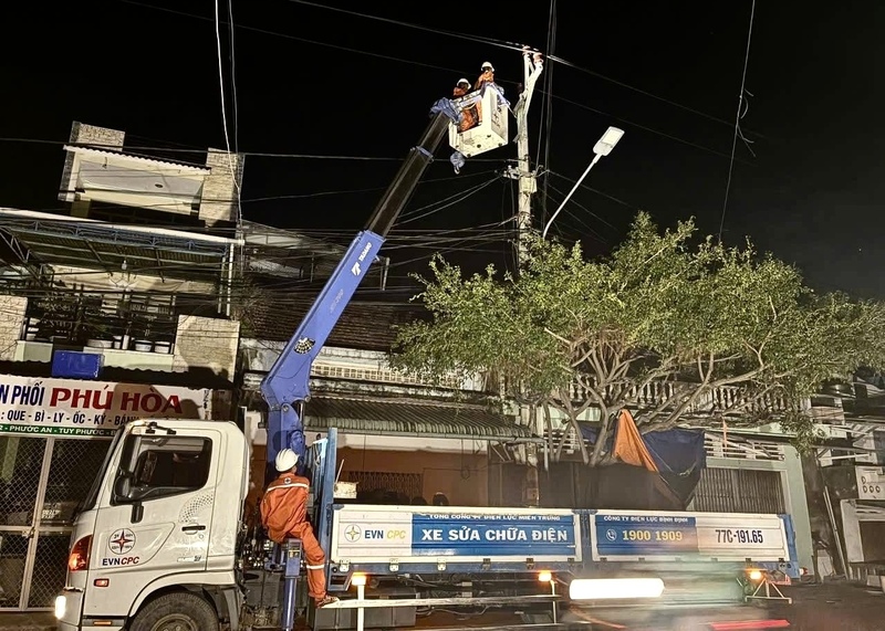 Gia Lai: Xuyên đêm nỗ lực khôi phục nguồn điện sau bão số 13 - 1