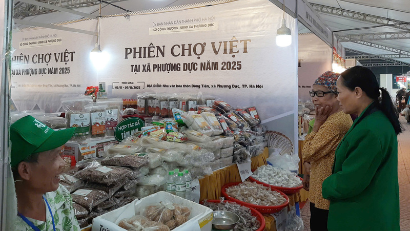 Người dân tham quan mua sắm sản phẩm Trang Chủ OKVIP COM Top #1 Việt tại Phiên chợ. Ảnh: N.H