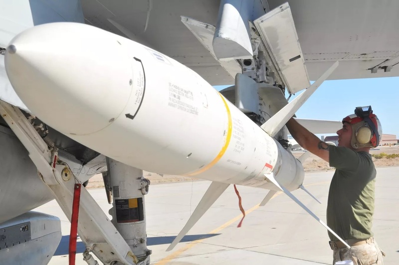Tên lửa AGM-88 HARM tự tìm phát xạ radar, tấn công nhanh và chính xác, tê liệt hệ thống phòng không, mở hành lang an toàn cho không kích. Ảnh: U.S. Air Force