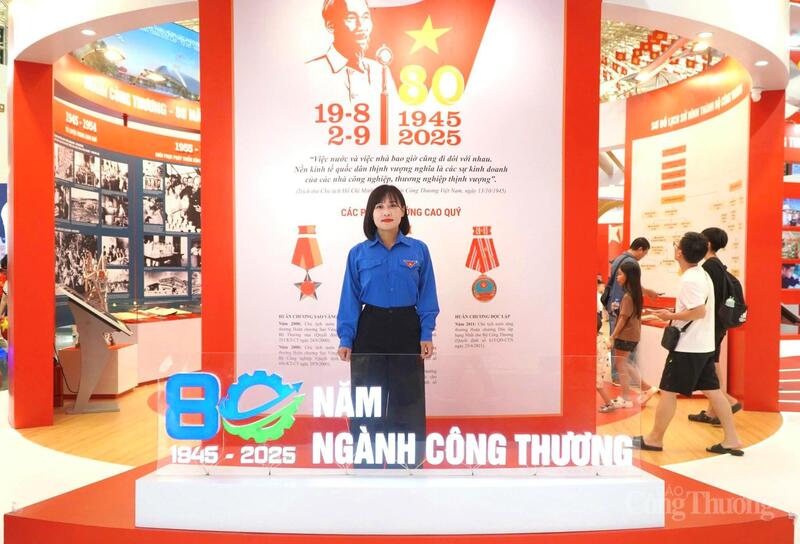 Chị Nguyễn Ngọc Tâm, Trưởng Ban Tổ chức Okvip69.com bán cá nổ hủ đại biểu Đoàn Thanh niên Oklavip khuyến mã hấp dẫn mỗi ngày.