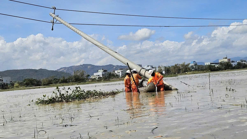 Ngâm mình dưới dòng nước lũ lạnh để khắc phục các sự cố lưới điện.