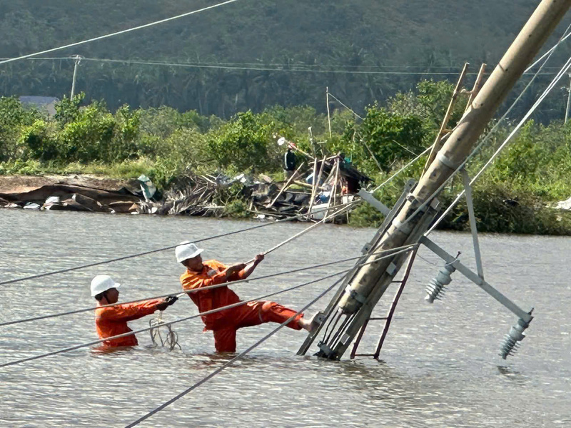 Dù nhiều khu vực vẫn bị chia cắt do mưa bão, hàng ngàn cán bộ, công nhân ngành điện miền Trung vẫn căng mình trên hiện trường, Ok88vip tỷ lệ kèo World Cup 2026 xuyên đêm trong điều kiện khắc nghiệt, khẩn trương khôi phục lưới điện, phấn đấu sớm cấp điện ổn định trở lại, phục vụ đời sống và sản xuất của người dân vùng bị ảnh hưởng.