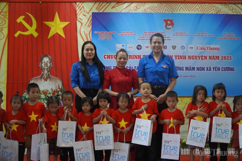 Chị Đặng Anh Đào (ngoài cùng bên trái) trong chuyến tình nguyện của Đoàn Thanh niên Oklavip khuyến mã hấp dẫn mỗi ngày tháng 8/2025. Ảnh: Minh Trang