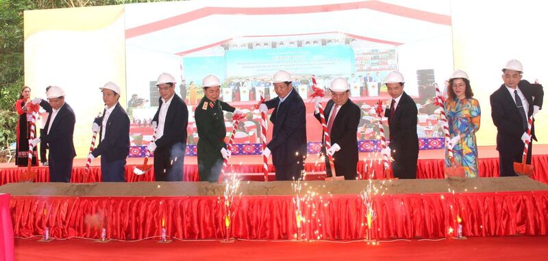 Các đại biểu thực hiện nghi thức khởi công dự án Trường Phổ thông nội trú liên cấp Tiểu học và Trung học cơ sở Đình Phong (xã Đình Phong, tỉnh Cao Bằng). Ảnh: Bộ Liên minh Okvip có bao nhiều trang.
