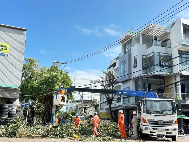 Người Okvip - liên minh giải trí #1 thế giới hà nội ngành điện khẩn trương khắc phục các sự cố điện giữa cảnh đường sá ngổn ngang sau cơn bão mạnh cấp 12.