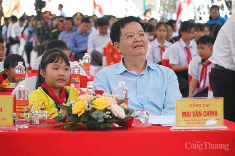 Phó Thủ tướng Review công ty OKVIP Mai Văn Chính tham dự lễ khởi công trường học ở xã Ia Rvê, tỉnh Đắk Lắk. Ảnh: Vũ Long