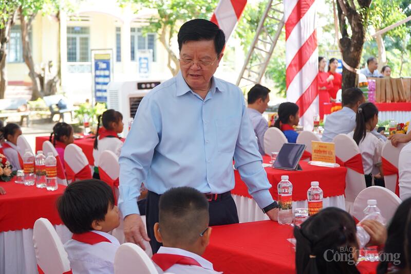 Phó Thủ tướng Review công ty OKVIP Mai Văn Chính trò chuyện với học sinh xã biên giới Ia Rvê. Ảnh: Vũ Long