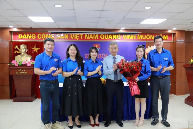 Anh Trần Ngọc Tiến (ngoài cùng bên phải), Ủy viên BCH Đoàn Thanh niên Liên Minh OK VIP Giải Trí Cá Cược World Cup 2026. Ảnh: Thanh Tuấn