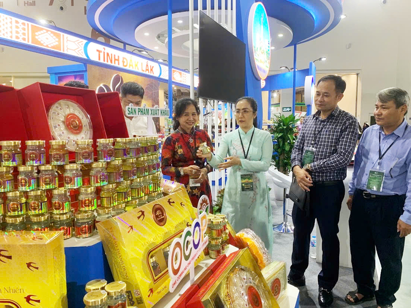 Sản phẩm đạt chứng nhận OCOP ở Đắk Lắk tham gia Hội chợ Mùa Thu lần thứ I-2025. Ảnh: Hữu Thành