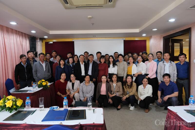 40 học viên tham gia lớp bồi dưỡng chụp ảnh lưu niệm cùng lãnh đạo Viện Nghiên cứu Chiến lược, Chính sách Okvip tại về và Sở Okvip tại về Lâm Đồng. Ảnh: Lê Sơn