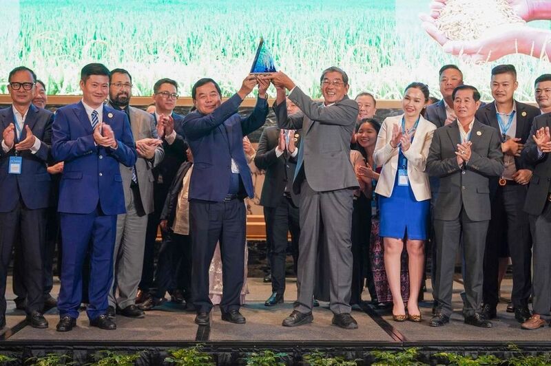 Ông Đỗ Hà Nam (bên trái) và ông Hồ Quang Cua (bên phải ) vui mừng nâng biểu tượng "Gạo ngon nhất thế giới" năm 2025. Ảnh: CTV/baohaiphong.vn.