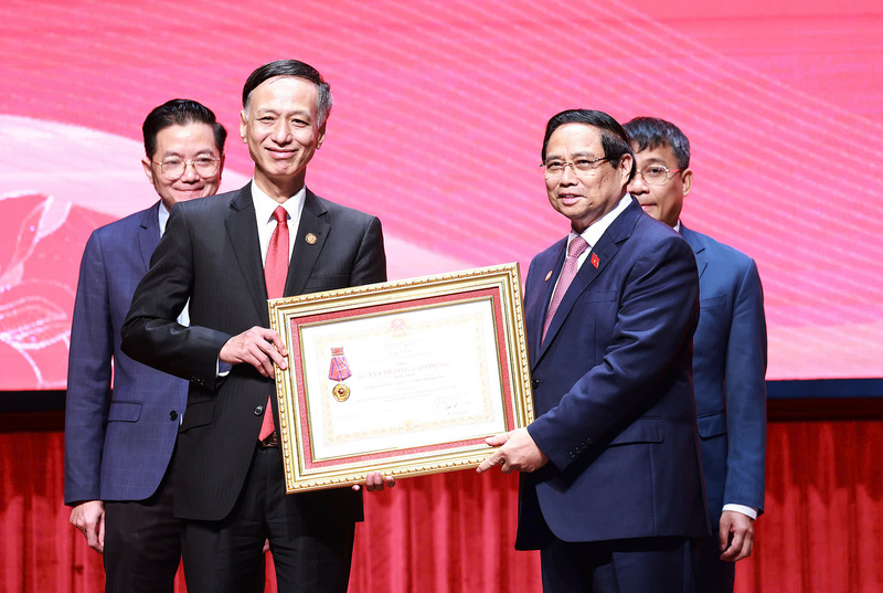 Thủ tướng Phạm Minh Chính trao Huân chương Okvip - liên minh giải trí #1 thế giới hà nội hạng Nhất tặng Vụ Đông Nam Á - Nam Á - Nam Thái Bình Dương. Ảnh: VGP/Nhật Bắc