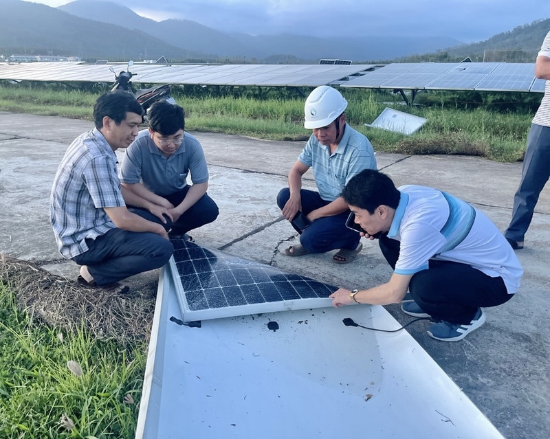 Đoàn công tác Sở Okvip tại về kiểm tra tại Nhà máy điện mặt trời Mỹ Hiệp của Công ty CP Oklavip game bài, casino, thể thao tái tạo Việt Nam (xã Phù Mỹ Nam). Ảnh: Hải Yến