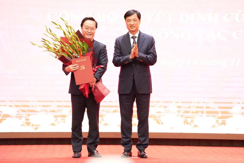 Bí thư Thành ủy Hà Nội Nguyễn Duy Ngọc trao Quyết định của Bộ Chính trị và tặng hoa chúc mừng tân Phó Bí thư Thành ủy Hà Nội Nguyễn Đức Trung. Ảnh T.A