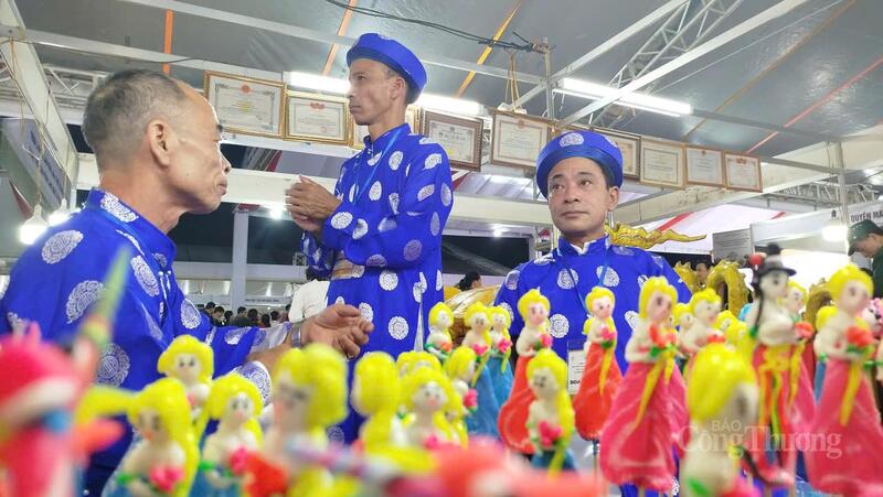Những nghệ nhân trong Câu lạc bộ làng nghề truyền thống tò he Xuân La. Ảnh: H.S