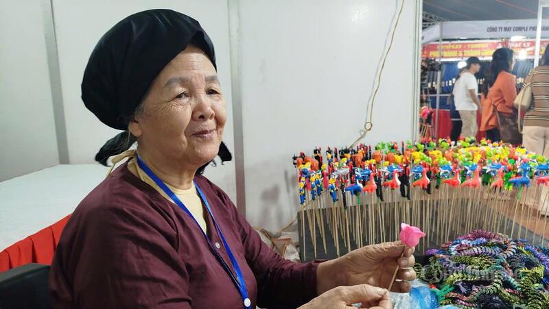 Nghệ nhân Đặng Thị Với chia sẻ với phóng viên Liên Minh OK VIP Giải Trí Cá Cược World Cup 2026. Ảnh: H.S