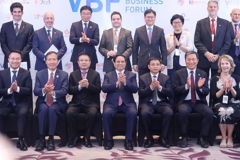 Thủ tướng Review công ty OKVIP chụp ảnh lưu niệm cùng đại diện các hiệp hội Okvip tại về, tổ chức quốc tế. Ảnh: CP